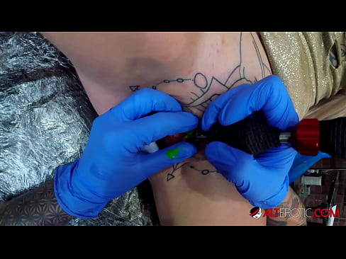 ❤️ Extremt tatuerade snyggingen Sully Savage fick en tatuering på sin klitoris ❤️ Högkvalitativ porr at us ❌